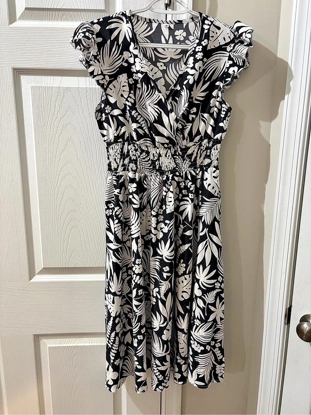 Floral Wrap Midi Dress in Black & White Size Medium Like New